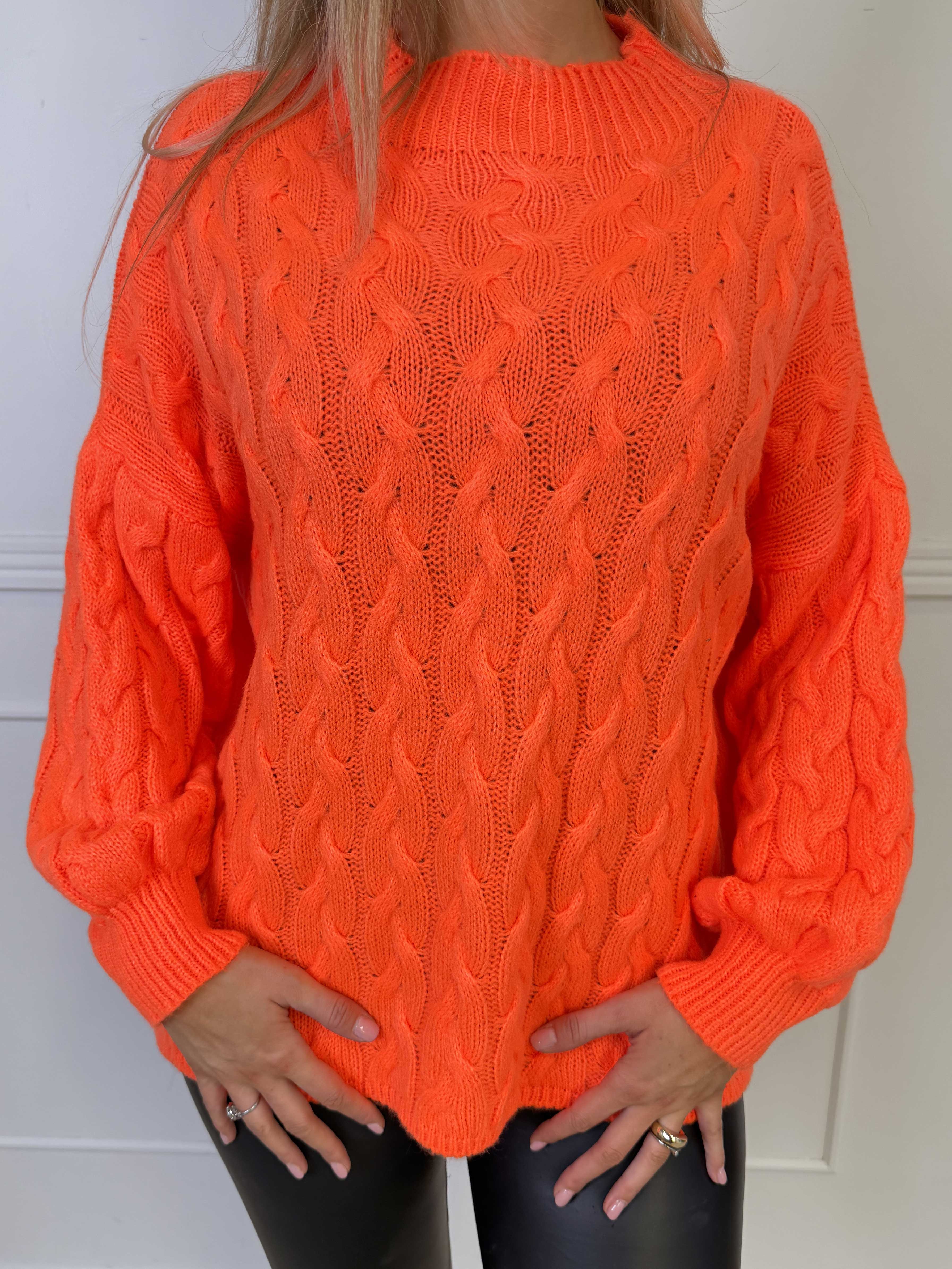 Jayda - Strikbluse i klassisk kabelstrik med høj hals og lette ballonærmer